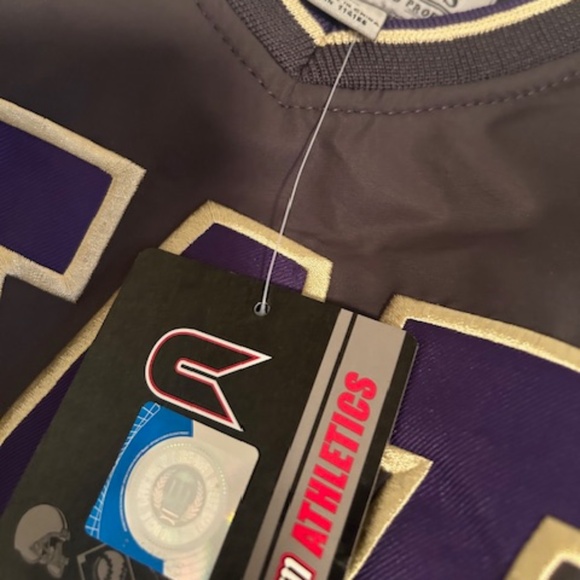 Washington Huskies wind breaker - Picture 9 of 9